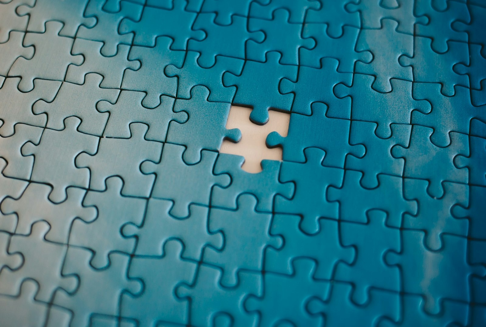 Computerbildschirm mit abstraktem Puzzle und Datenanzeige in ruhiger Arbeitsumgebung