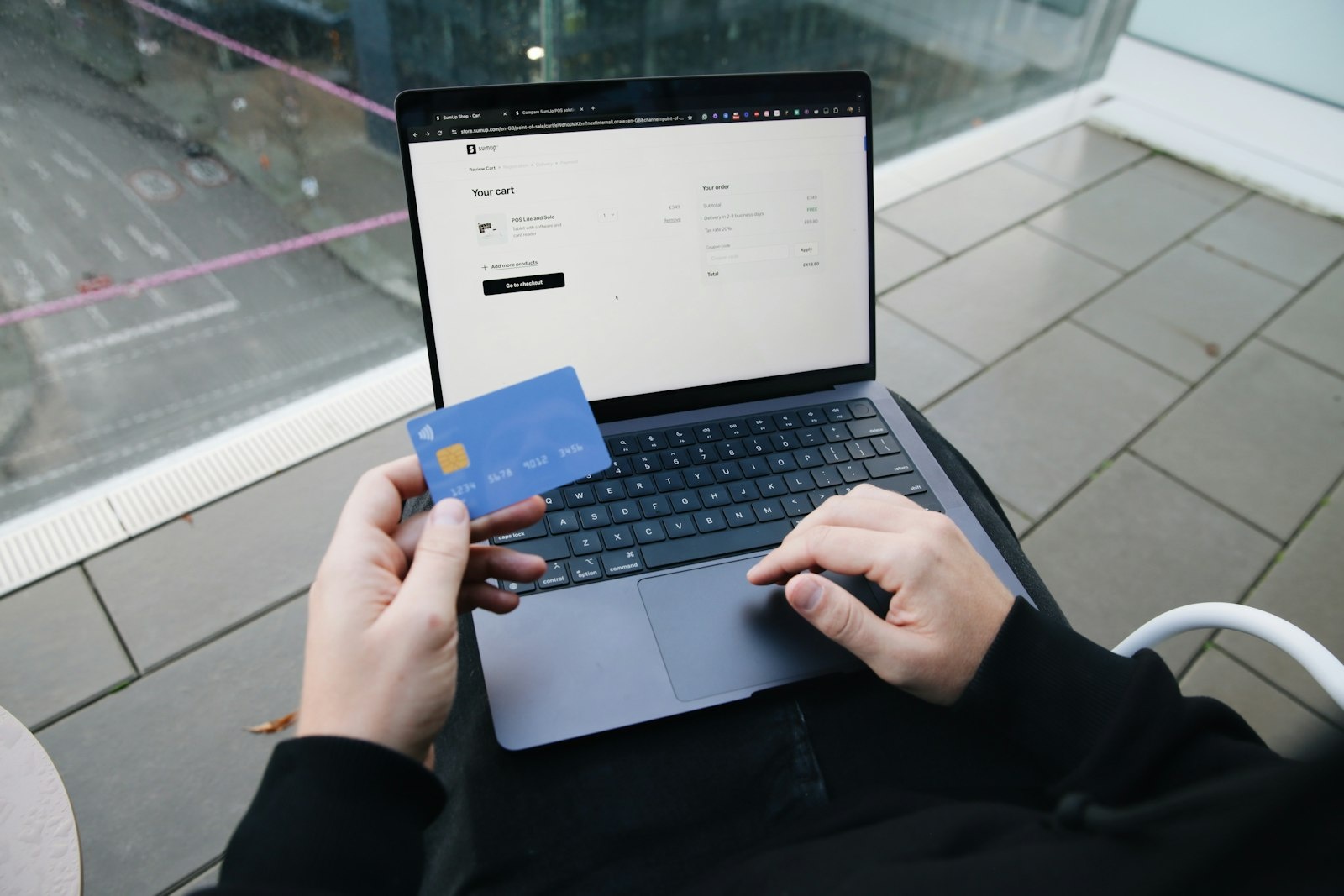 Laptop mit geöffneter Shop-Ansicht und Chatfenster auf einem Schreibtisch