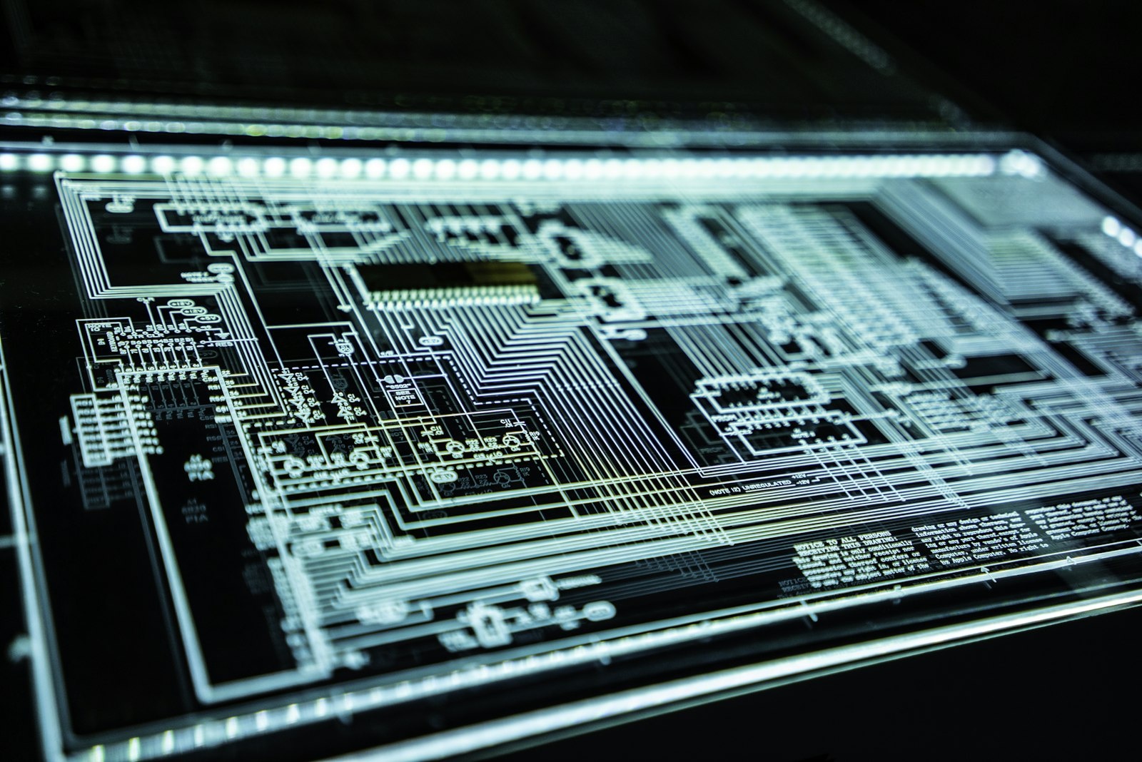 Abstrakte Computertechnik als Symbol für digitale Sicherheit