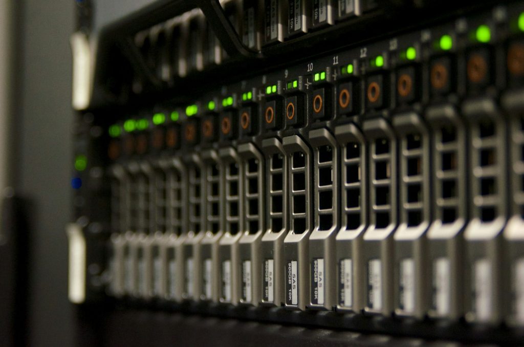 Abstrakte Darstellung eines Servernetzwerks mit leuchtenden Datenverbindungen
