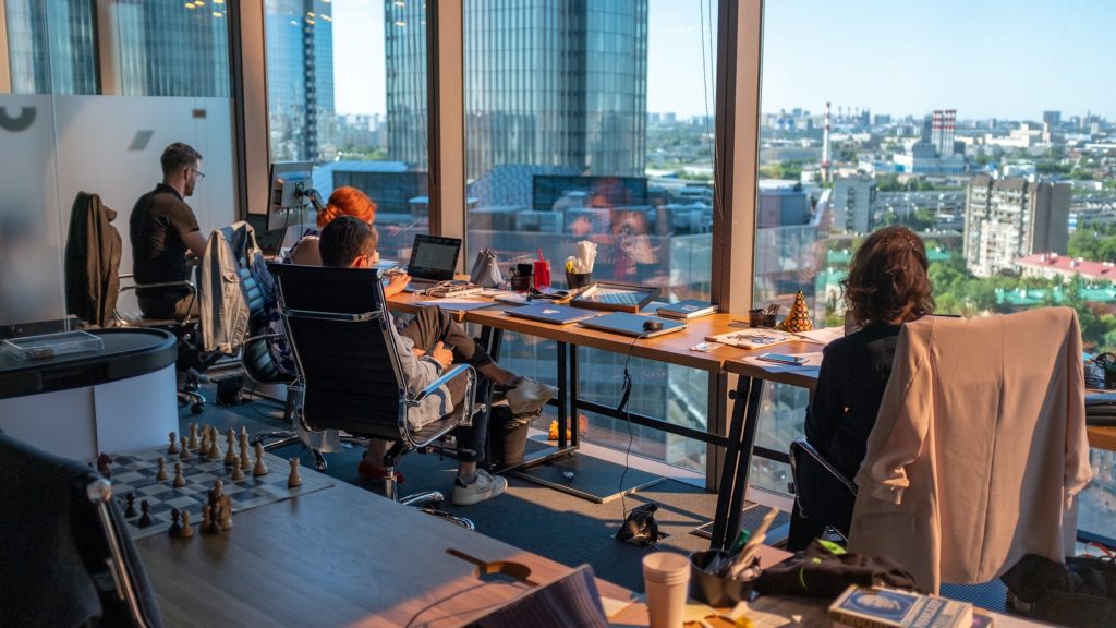 Ein Büroarbeitsplatz mit Blick auf eine Stadt, sinnbildlich für die Debatte um KI und Arbeitsplätze