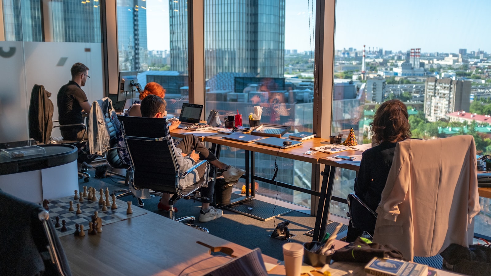 Ein Büroarbeitsplatz mit Blick auf eine Stadt, sinnbildlich für die Debatte um KI und Arbeitsplätze