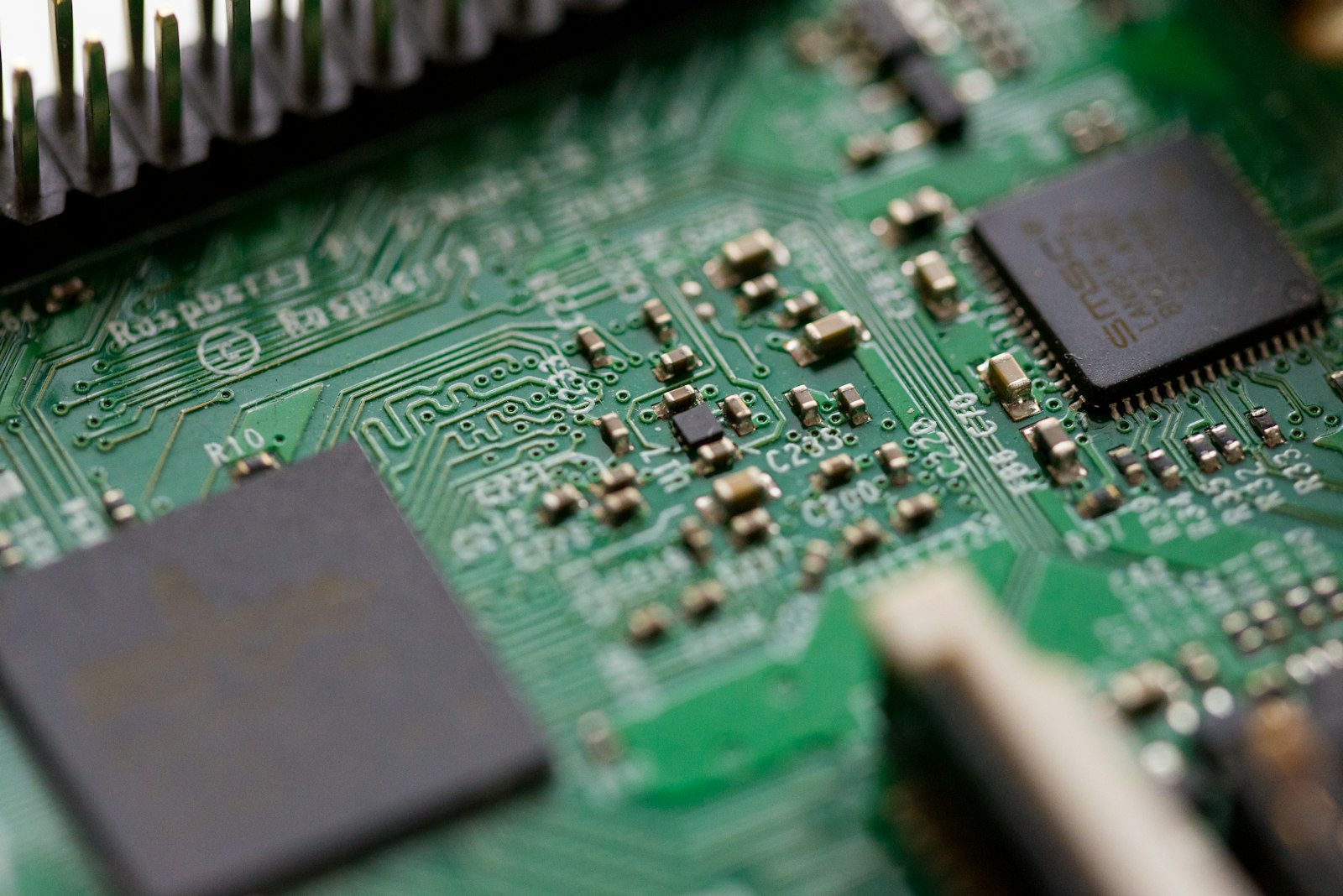 Nahaufnahme eines Mikrochips auf einer Leiterplatte