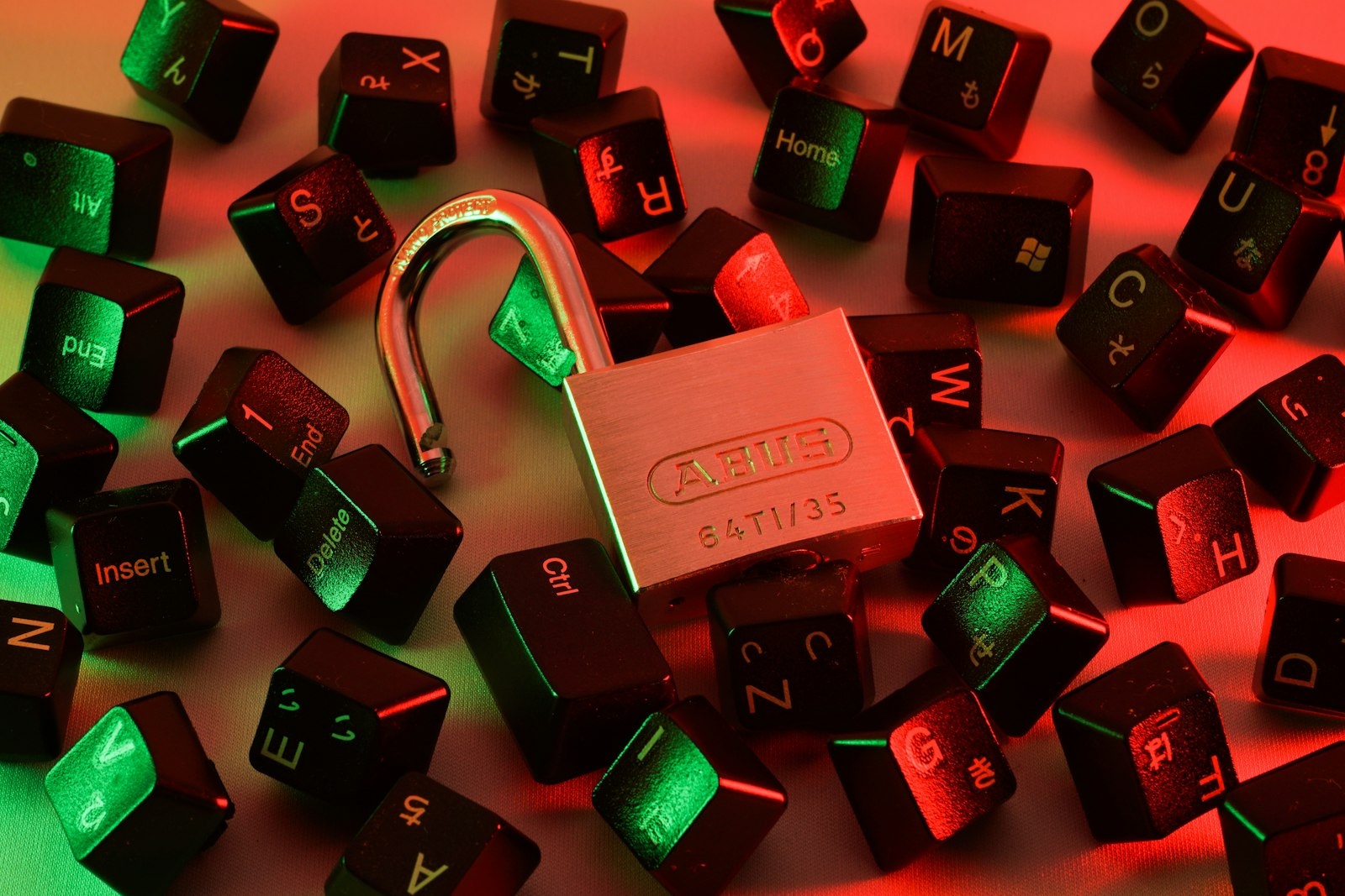 Abstraktes Bild eines Servernetzwerks mit Sicherheitsvisualisierung