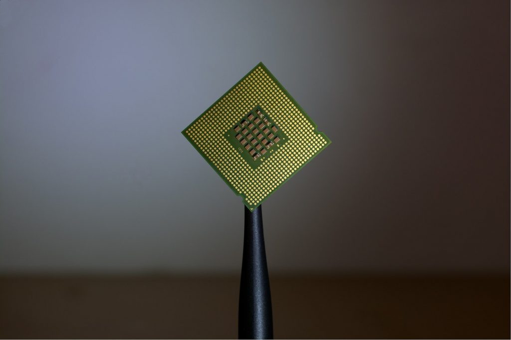 Nahaufnahme eines Computerchips auf einer Platine, Symbolbild für KI-Hardware