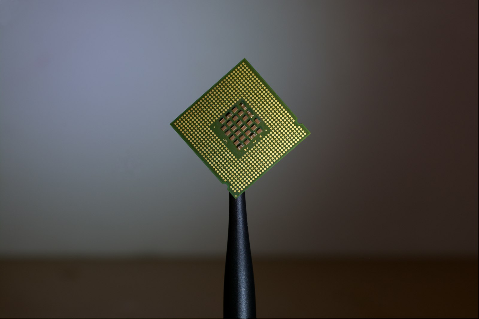Nahaufnahme eines Computerchips auf einer Platine, Symbolbild für KI-Hardware
