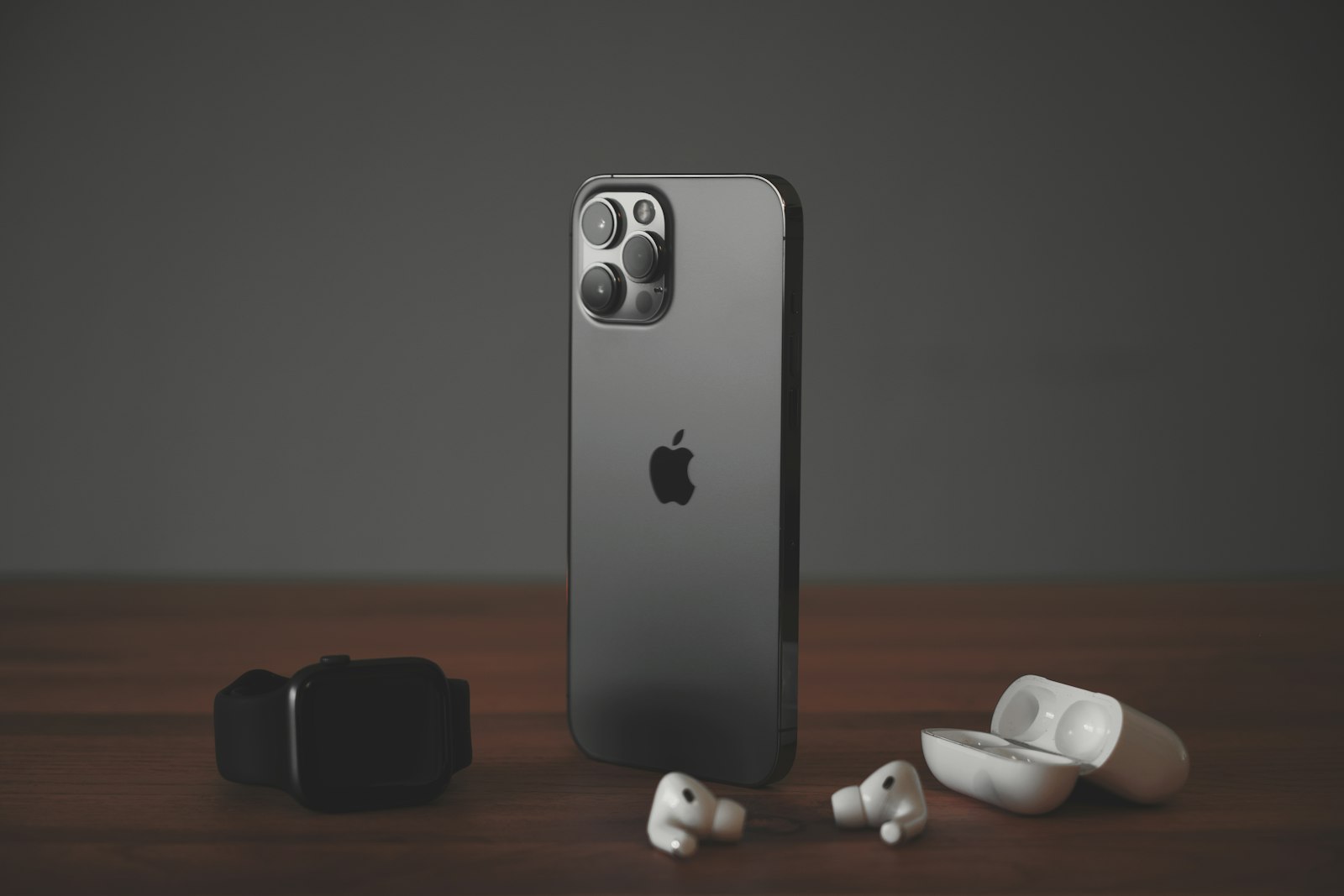 Ein iPhone auf einem Tisch