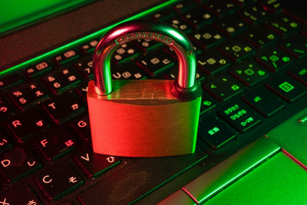 Schloss vor einem digitalen Zugangssystem als Symbol für geschützte Zugangsdaten