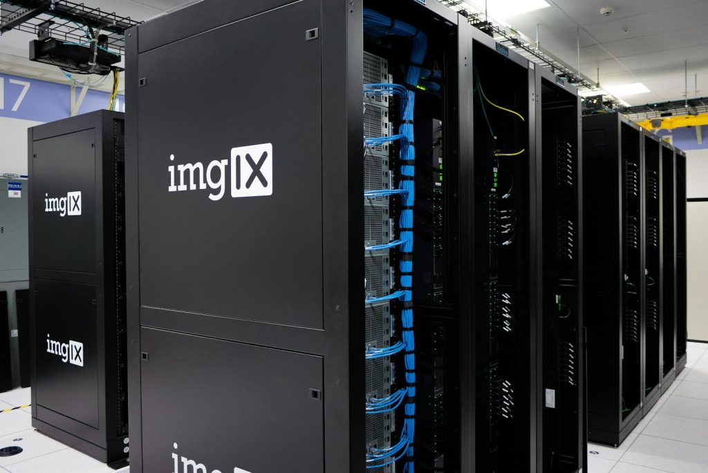 Serverracks in einem Rechenzentrum als Symbol für rechenintensive KI-Modelle