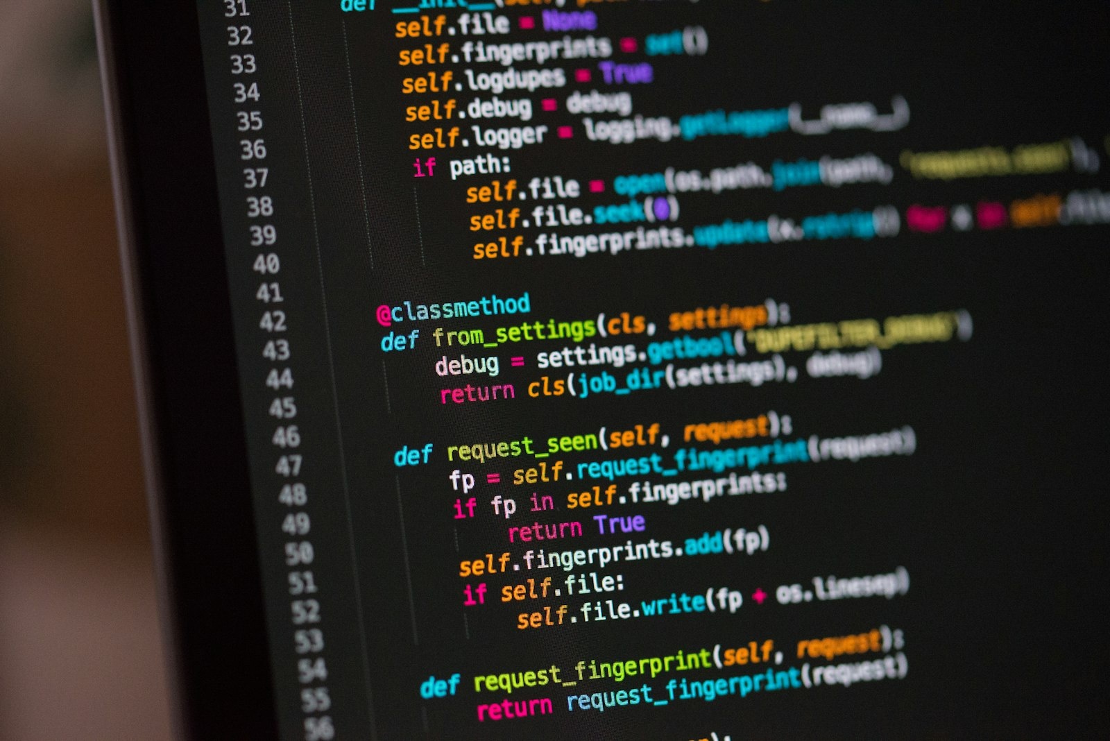 Abstrakte Nahaufnahme eines leuchtenden Computerschaltkreises