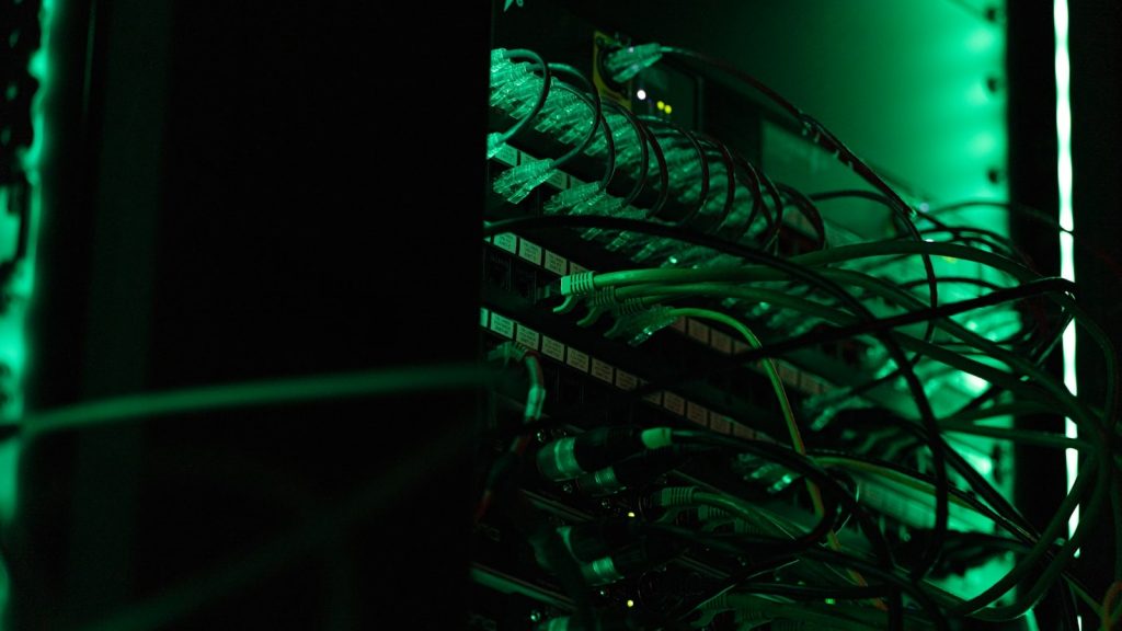 Beleuchtete Serverracks in einem Rechenzentrum als Symbol für sichere KI-Infrastruktur