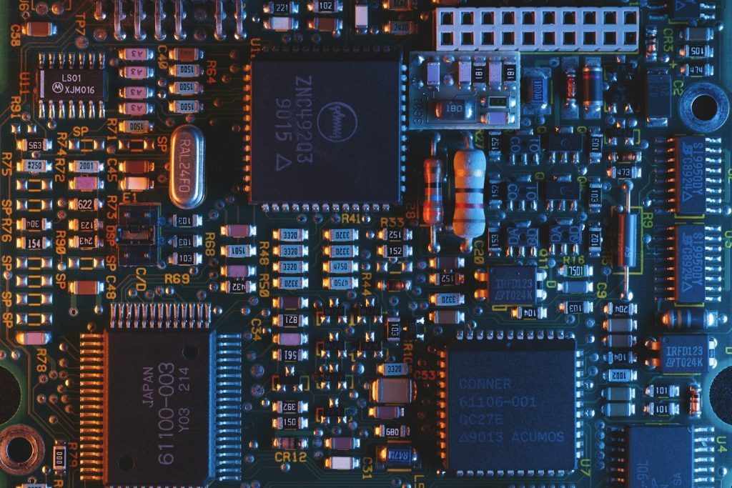 Nahaufnahme eines Computerchips auf einer Platine in einem Rechenzentrum