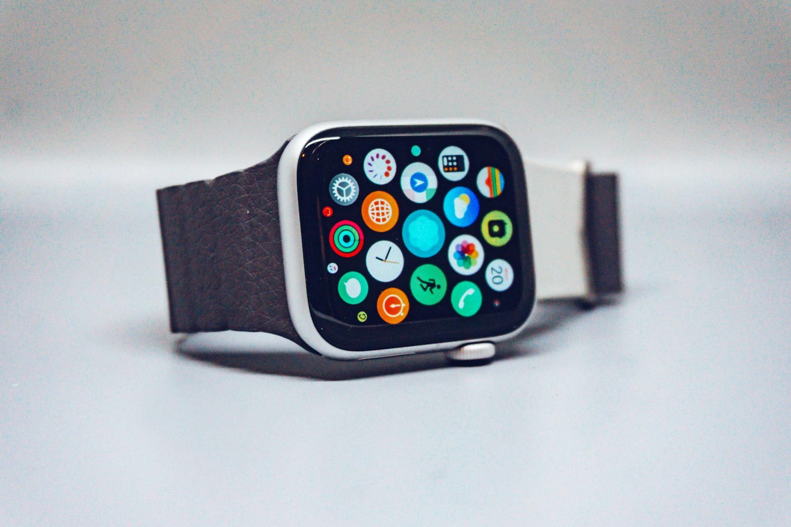 Smartwatch am Handgelenk bei der Messung von Gesundheitsdaten