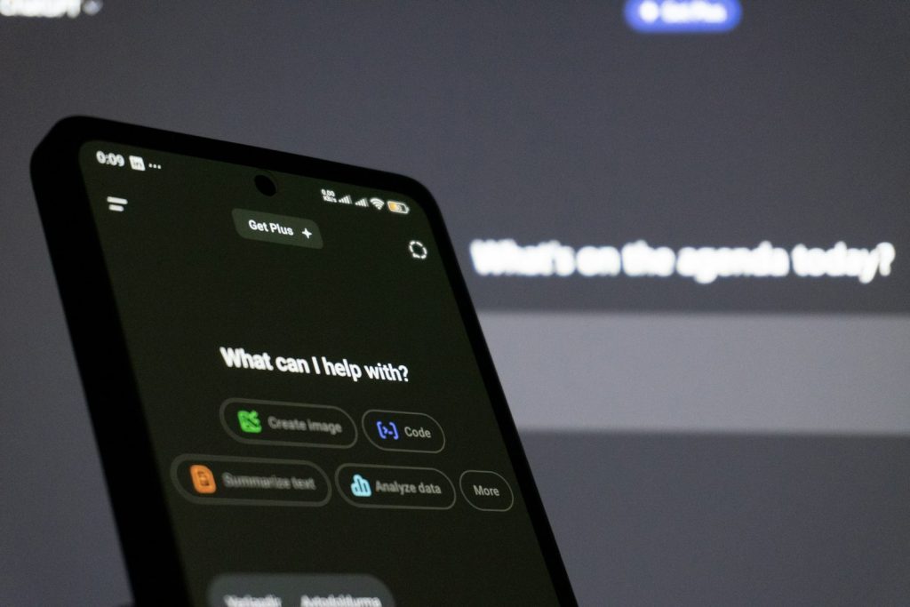 Smartphone mit Sprachassistent in einer ruhigen Alltagsszene