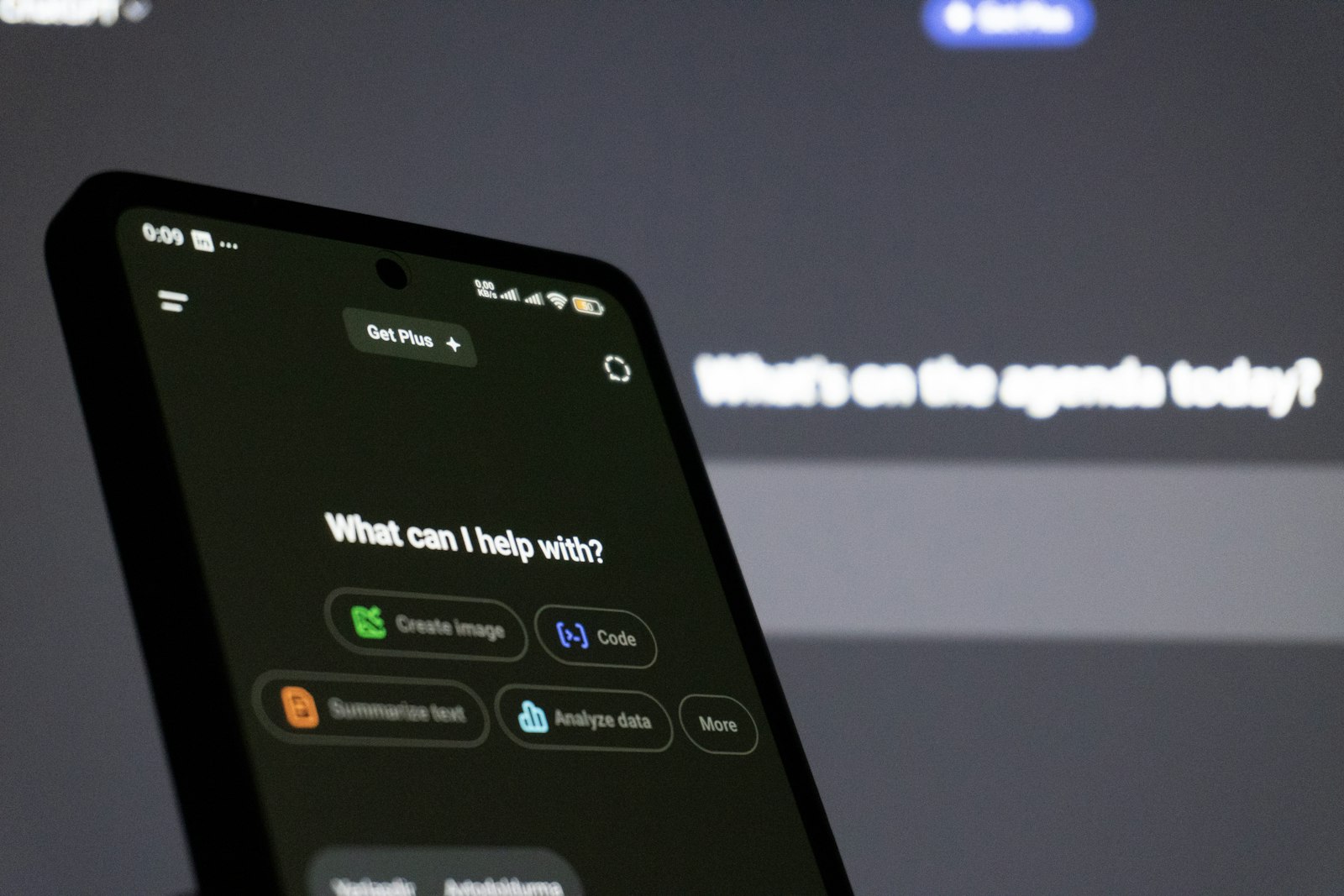 Smartphone mit Sprachassistent in einer ruhigen Alltagsszene
