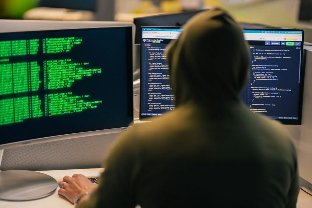 Abstrakte Darstellung von Cybersicherheit an einem Computerarbeitsplatz