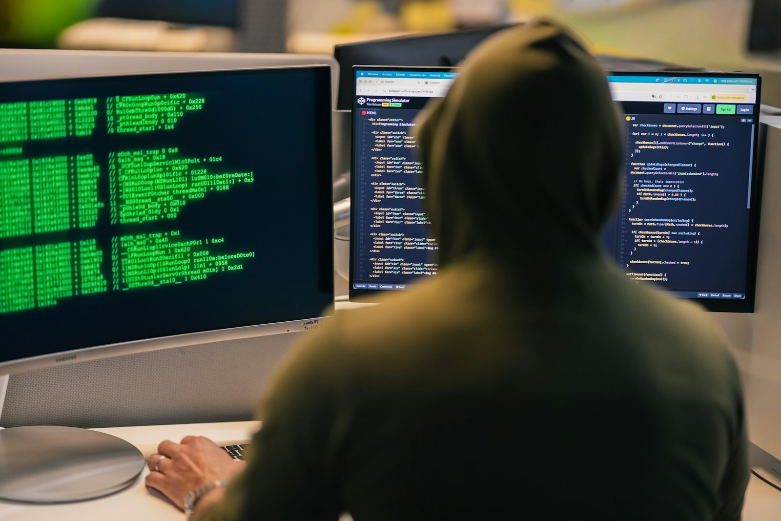 Abstrakte Darstellung von Cybersicherheit an einem Computerarbeitsplatz