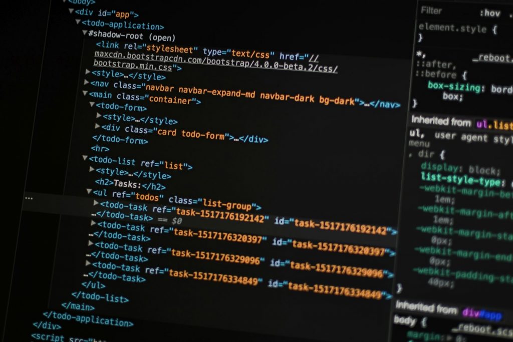 Nahaufnahme eines Bildschirms mit Programmcode und Sicherheitswarnungen, symbolisch für Cyberangriffe