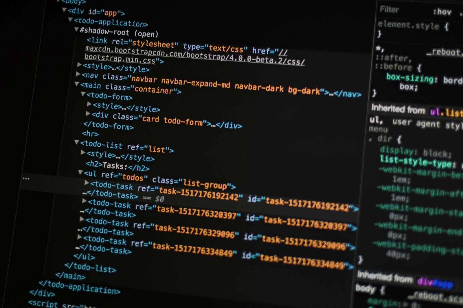 Nahaufnahme eines Bildschirms mit Programmcode und Sicherheitswarnungen, symbolisch für Cyberangriffe