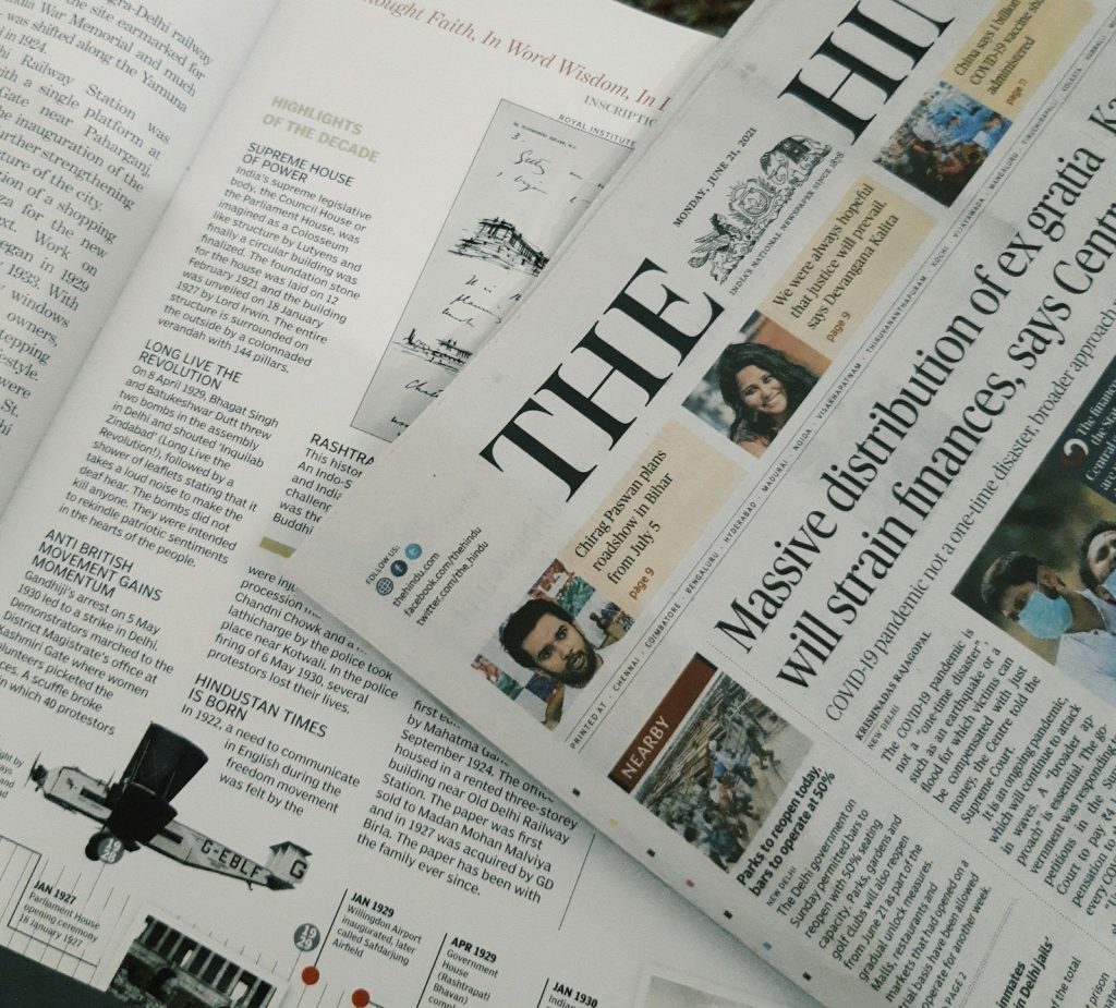 Symbolbild: Zeitungsseiten mit Technik-Schlagzeilen als Sinnbild für den wöchentlichen KI-Nachrichtenüberblick