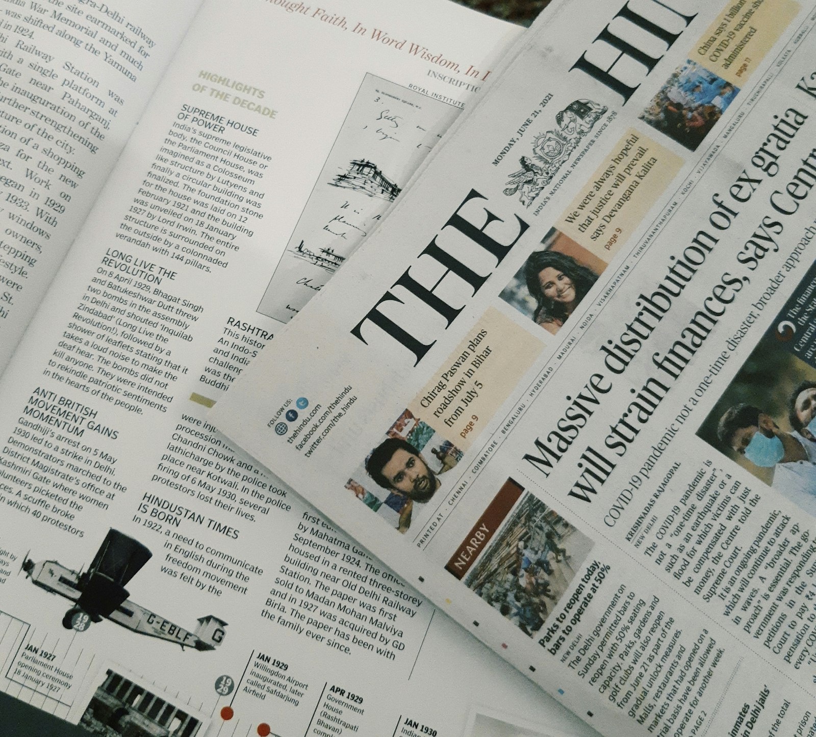 Symbolbild: Zeitungsseiten mit Technik-Schlagzeilen als Sinnbild für den wöchentlichen KI-Nachrichtenüberblick