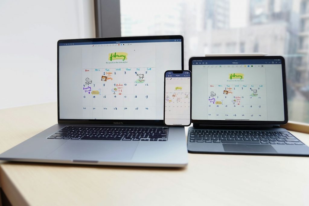 Laptop mit Kalenderansicht auf einem ruhigen Schreibtisch