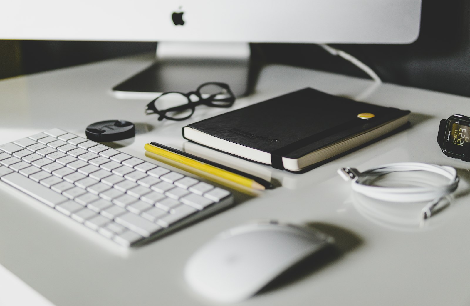 Laptop und Bildschirm an einem ruhigen Arbeitsplatz
