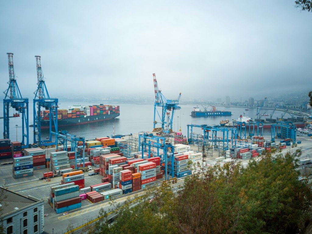 Container an einem Frachthafen als Sinnbild für Exportkontrollen