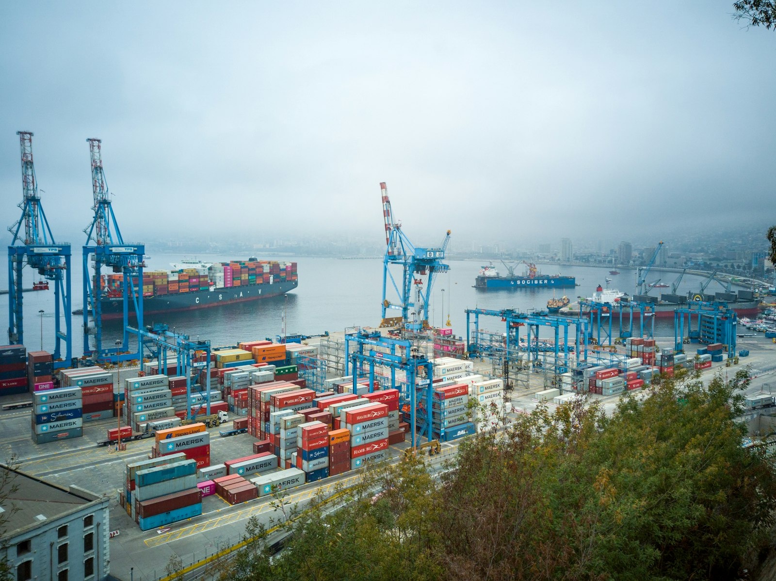 Container an einem Frachthafen als Sinnbild für Exportkontrollen