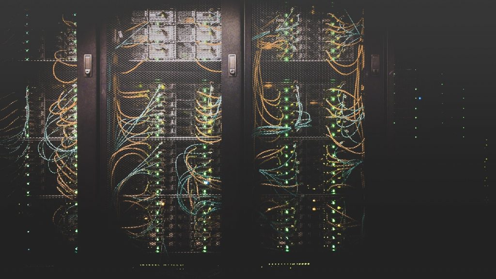 Serverreihen in einem Rechenzentrum als Symbol für Microsofts KI-Infrastruktur