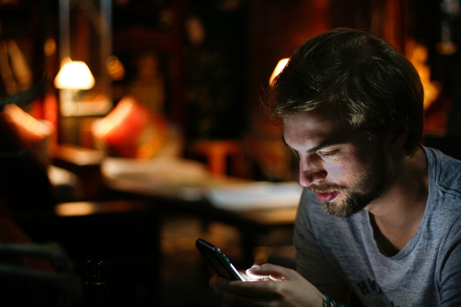Eine Person schaut nachts auf ihr Smartphone