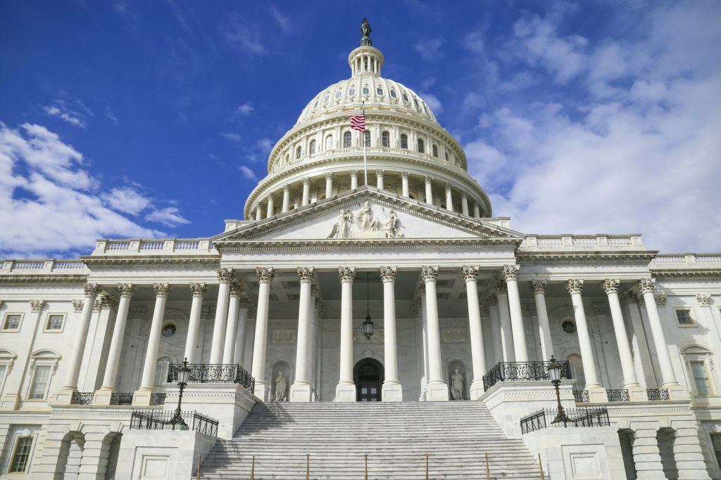 Das US-Kapitol in Washington D.C. bei Tageslicht, Symbolbild für politische Entscheidungen in Washington