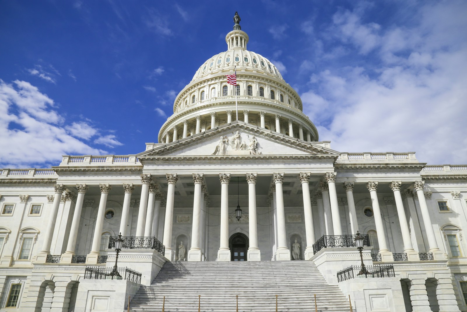 Das US-Kapitol in Washington D.C. bei Tageslicht, Symbolbild für politische Entscheidungen in Washington