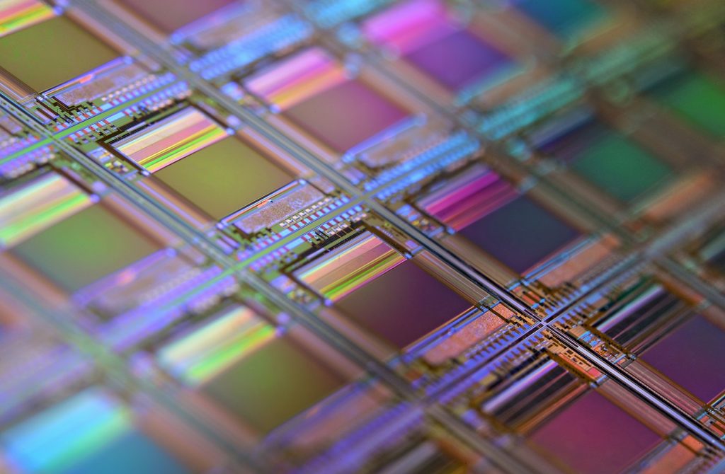 Nahaufnahme eines Computerchips als Symbolbild für KI-Modelle und Rechenleistung