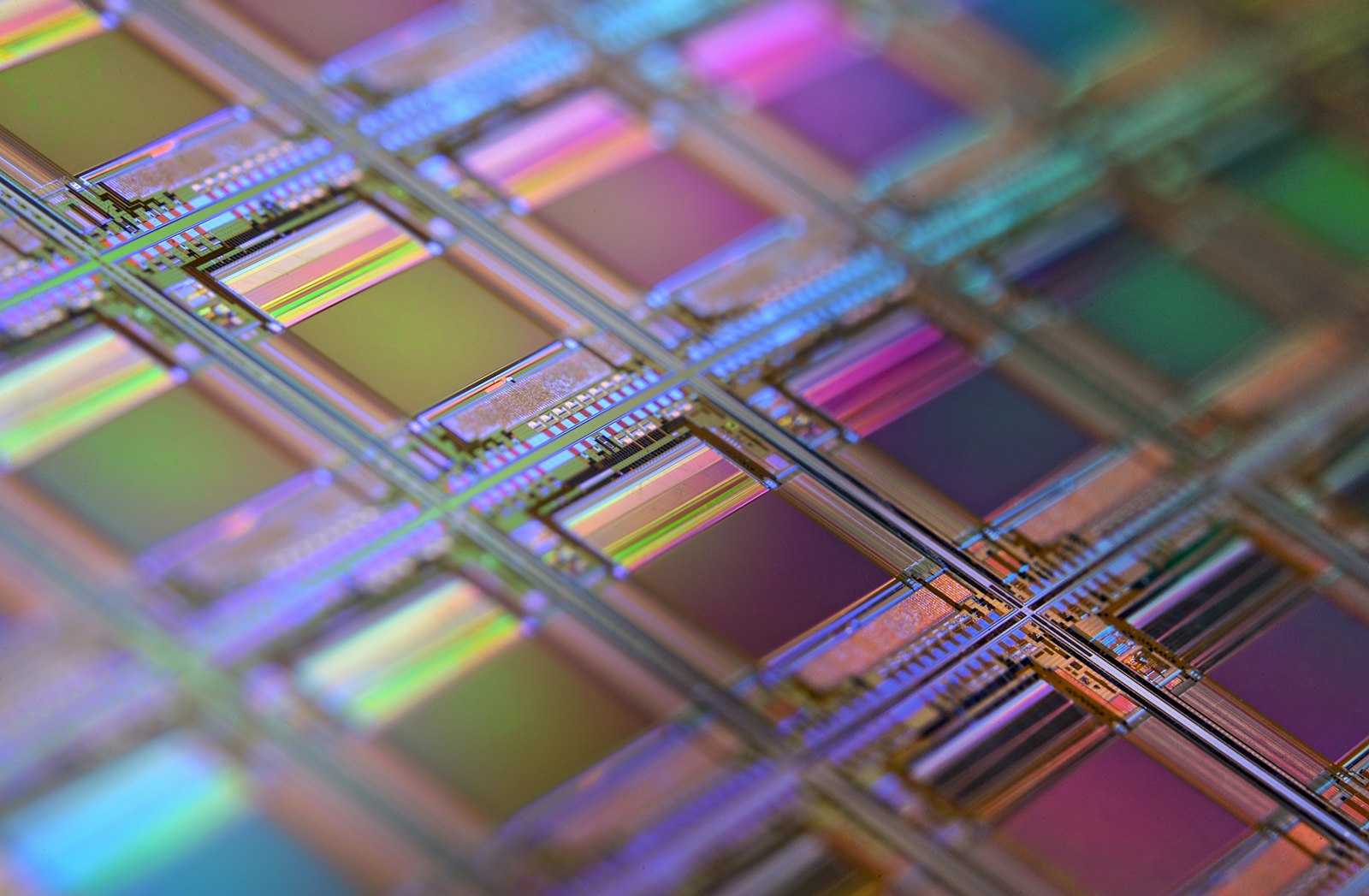 Nahaufnahme eines Computerchips als Symbolbild für KI-Modelle und Rechenleistung