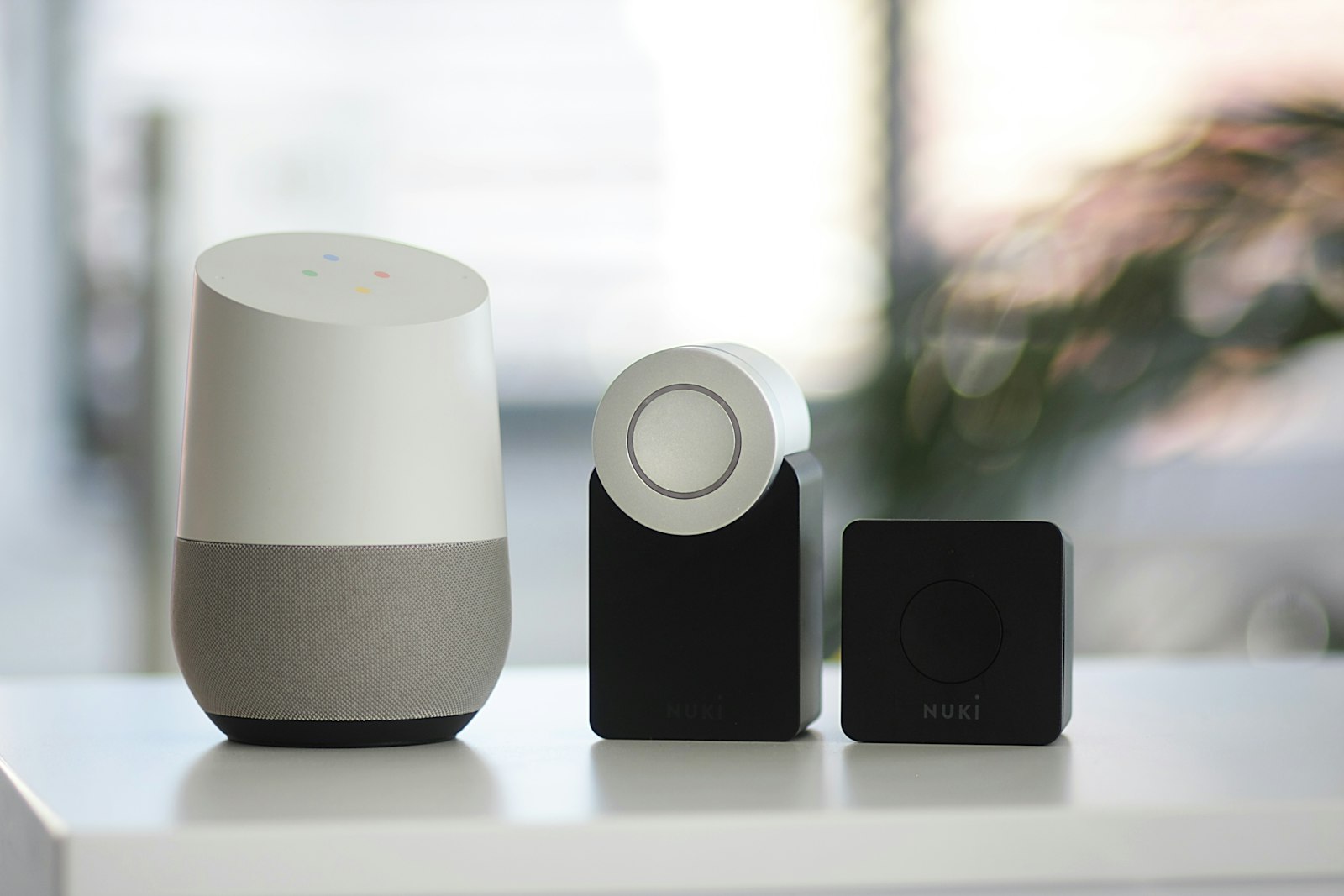 Moderner Smart Speaker im Wohnzimmer als Sinnbild für OpenAIs Hardware-Pläne