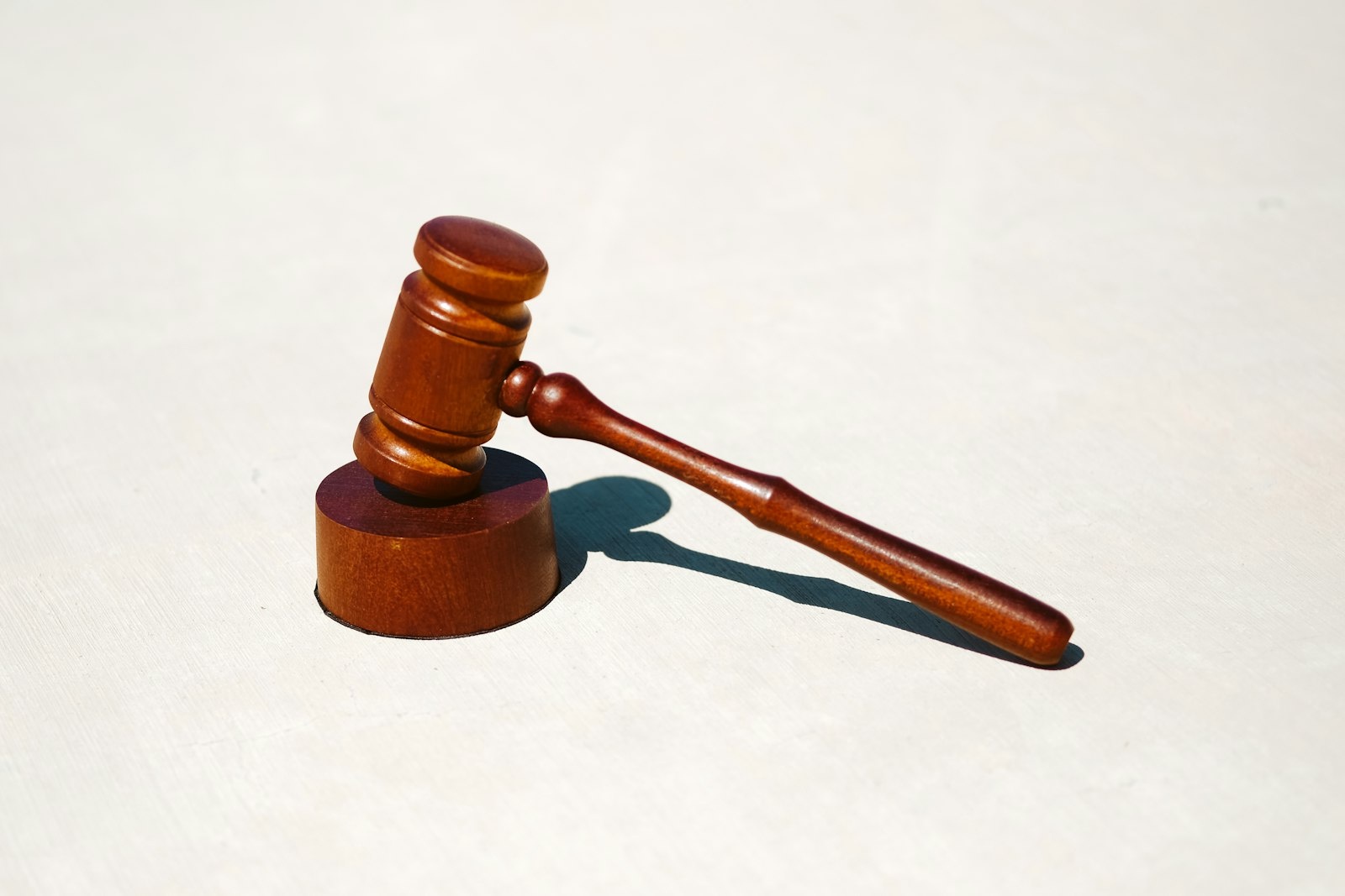 Gerichtssaal mit Richterhammer als Sinnbild für KI-Einsatz in der Justiz