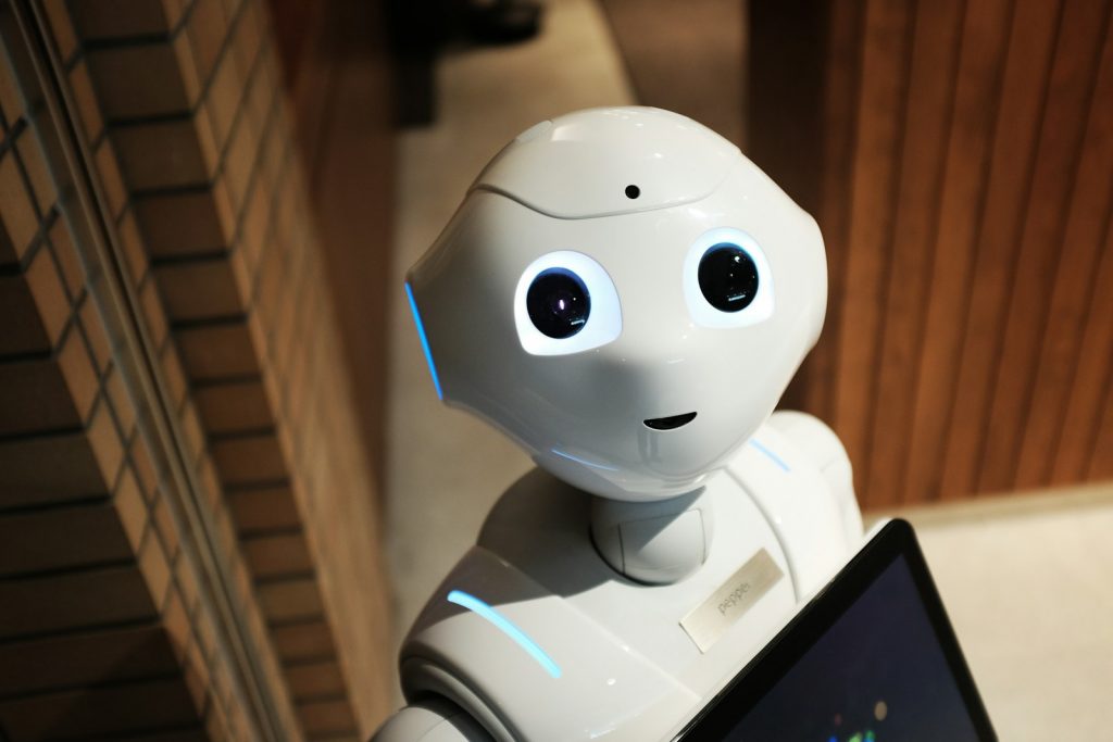 Roboterarm vor einem abstrakten digitalen Lernnetz