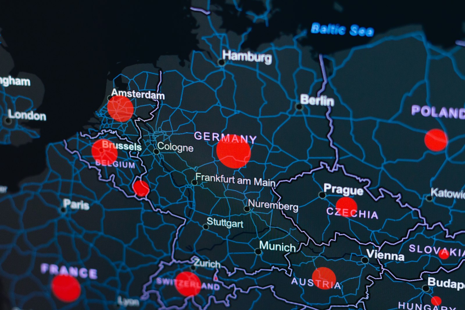 Abstrakte Datenverbindungen vor einem dezenten blauen Hintergrund