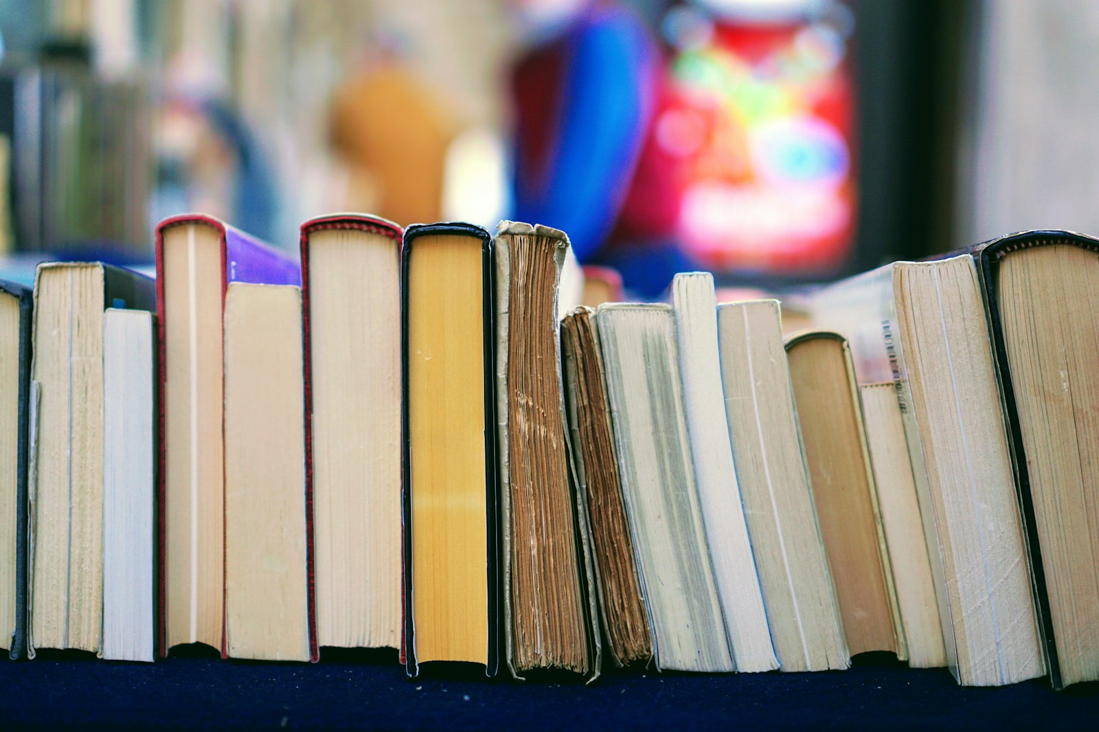 Bücher in einer Bibliothek als Symbol für Urheberrecht und KI-Training