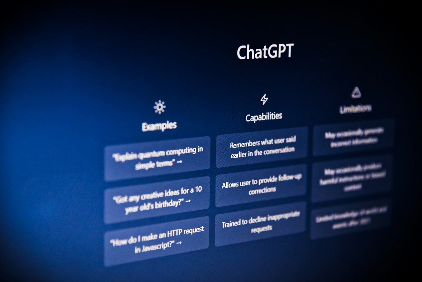 Laptop mit geöffneter Chat-Anwendung und Datenschutzeinstellungen