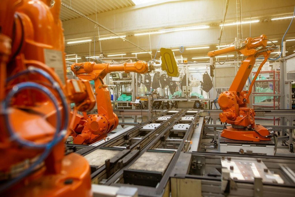 Roboterarm bei einer präzisen Aufgabe in einer Werkstatt