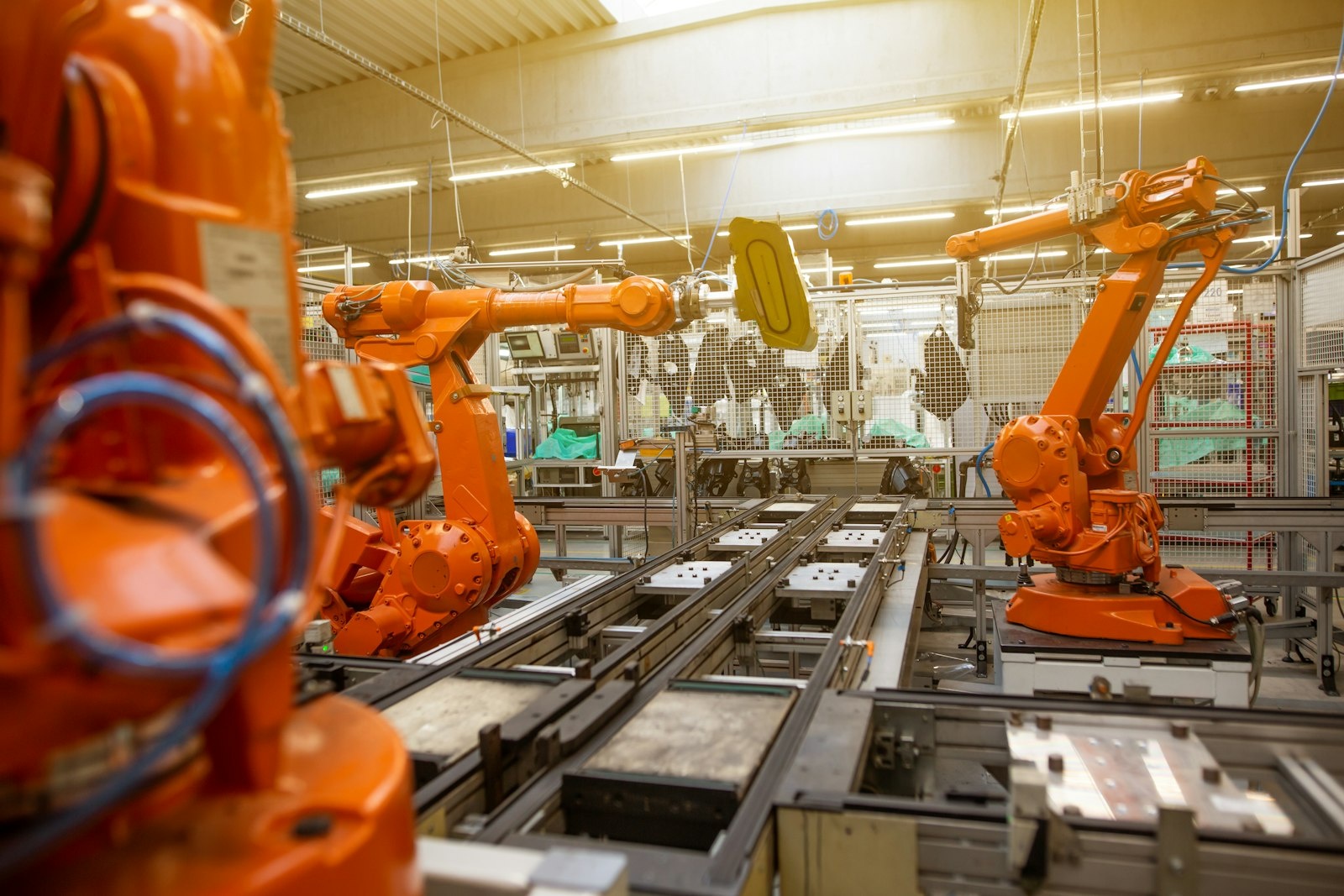 Roboterarm bei einer präzisen Aufgabe in einer Werkstatt