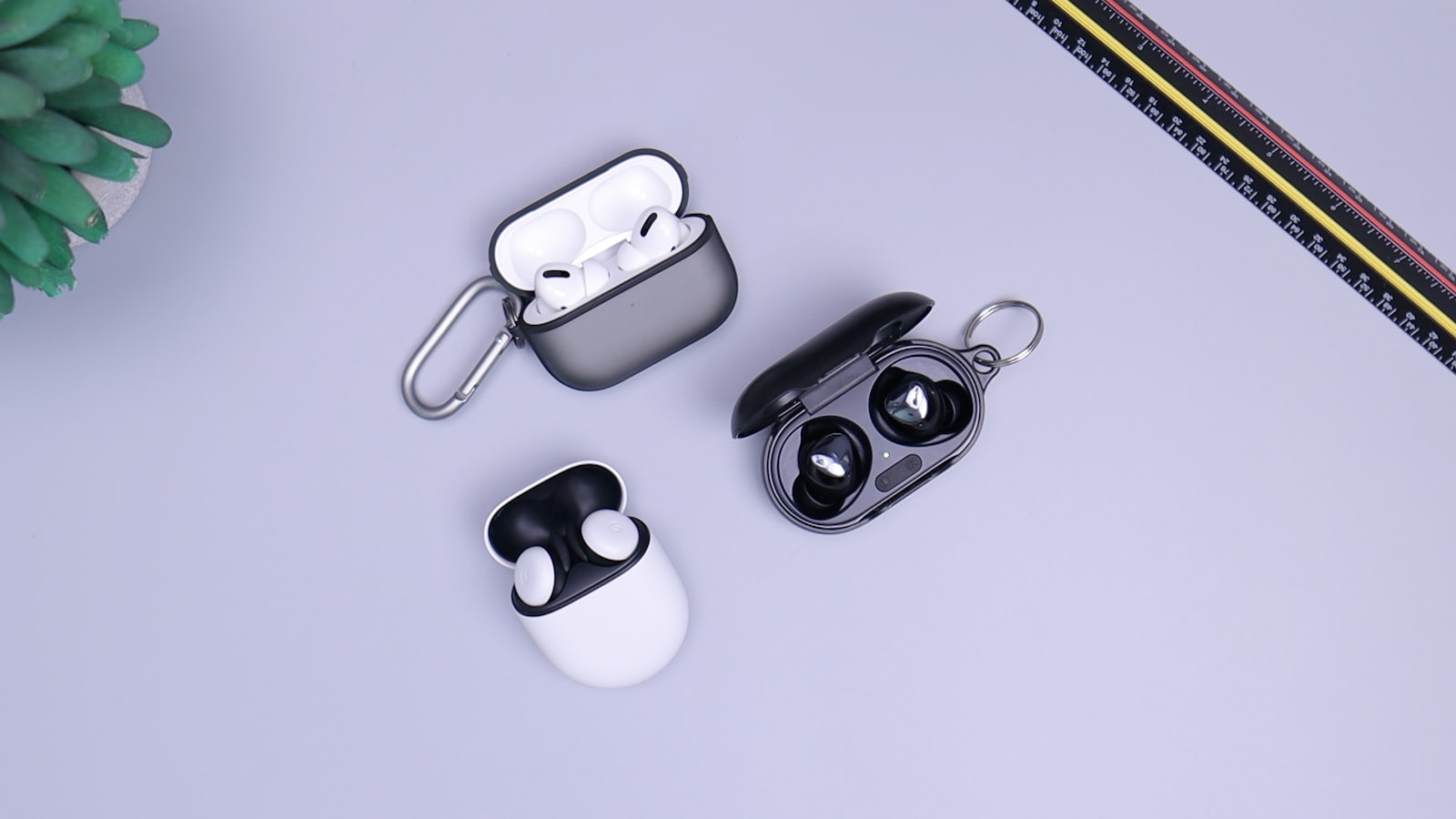 Nahaufnahme kabelloser In-Ear-Kopfhörer als Sinnbild für kamerabestückte AirPods