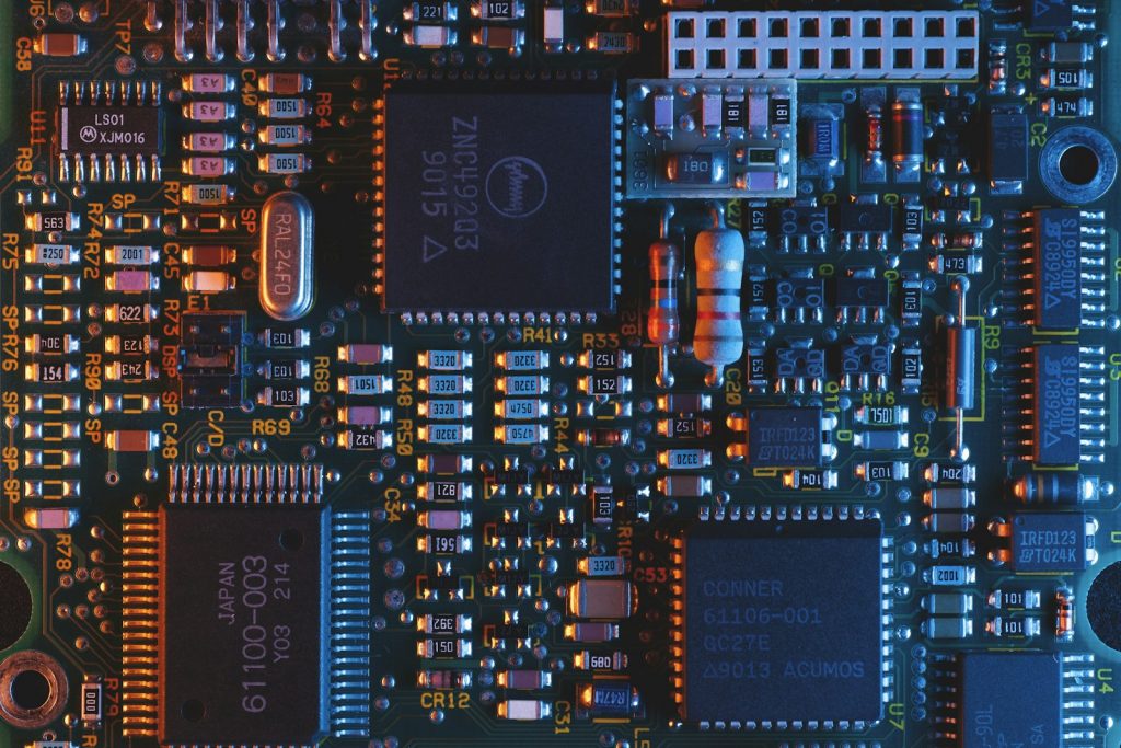 Nahaufnahme einer Leiterplatte mit Prozessor als Symbol für spezialisierte KI-Inferenzchips