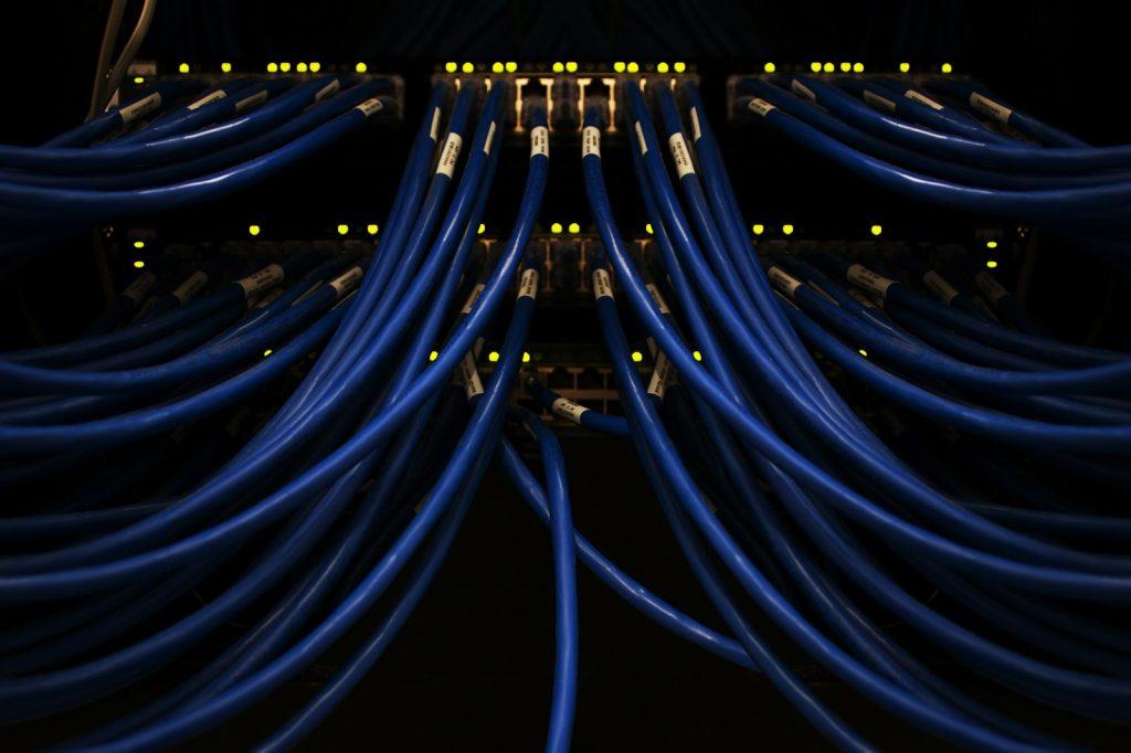 Serverreihen eines Rechenzentrums als Sinnbild für ein internes KI-Modell
