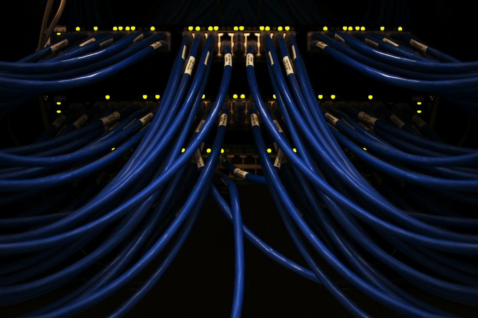 Serverreihen eines Rechenzentrums als Sinnbild für ein internes KI-Modell