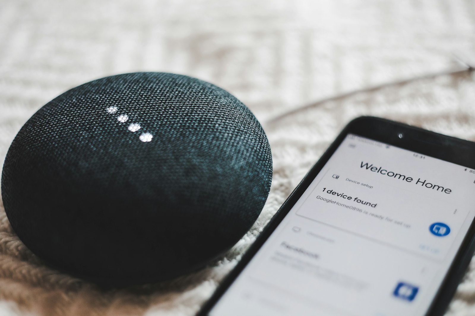 Smartphone mit Nachrichtenansicht als Sinnbild für Siri AI und Verlagsinhalte