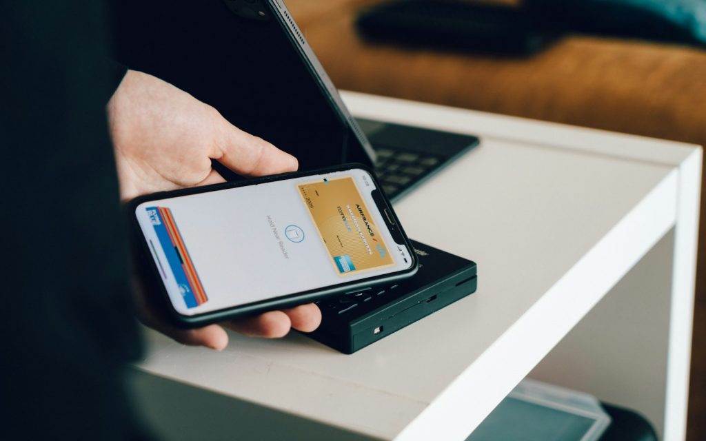 Smartphone mit Apps und Kreditkarte als Symbol für kostenpflichtige digitale Abonnements
