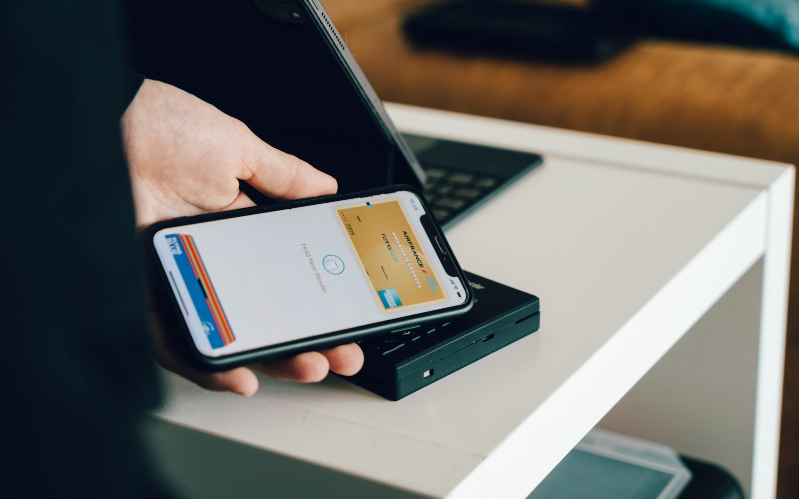 Smartphone mit Apps und Kreditkarte als Symbol für kostenpflichtige digitale Abonnements